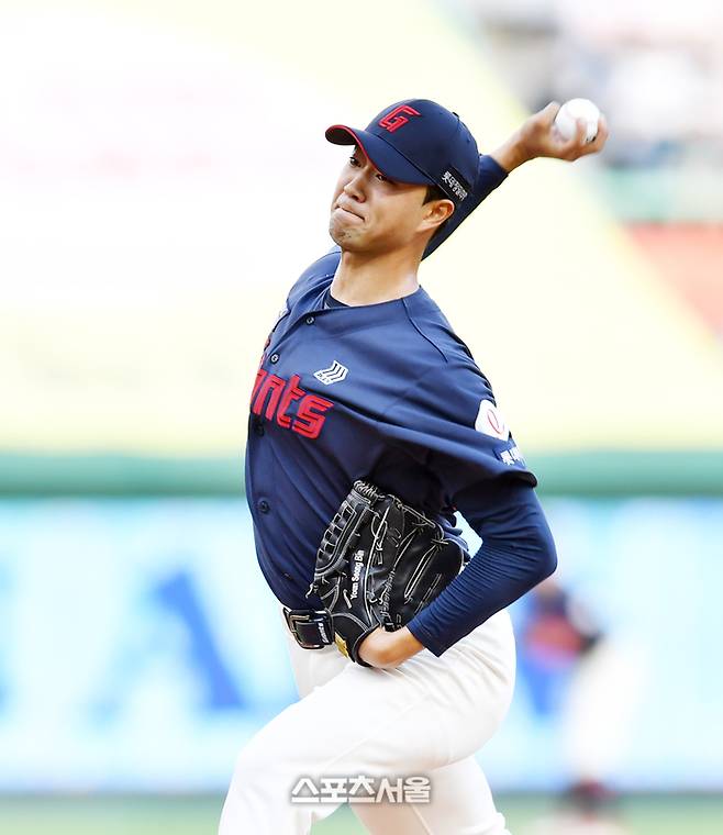 롯데 윤성빈이 인천SSG랜더스필드에서 열린 2024 KBO리그 SSG전에 선발 등판해 역투하고 있다. 사진 | 스포츠서울DB