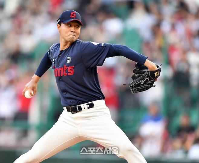 롯데 윤성빈이 인천SSG랜더스필드에서 열린 2024 KBO리그 SSG전에 선발 등판해 역투하고 있다. 사진 | 스포츠서울DB