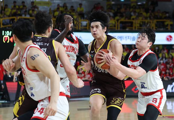 LG 칼 타마요가 SK 선수들을 돌파하고 있다. 사진 | 연합뉴스