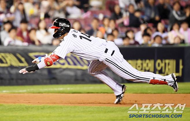 14일 잠실구장에서 열린 LG 트윈스와 키움 히어로즈의 경기. 6회말 LG 송찬의가 안타를 날린 뒤 3루를 파고들고 있다. 잠실=박재만 기자 pjm@sportschosun.com/2025.05.14/
