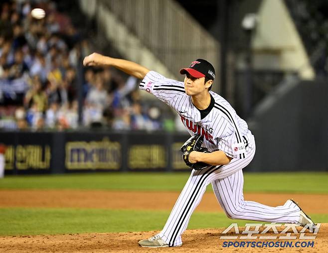 16일 잠실야구장에서 열린 삼성과 LG의 경기, LG 백승현이 역투하고 있다. 잠실=허상욱 기자wook@sportschosun.com/2025.04.16/