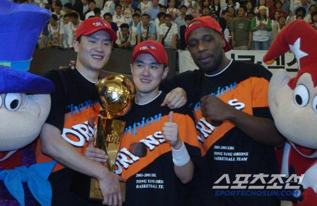 2001~2002시즌 대구 동양이 챔피언에 등극한 뒤 동료 선수들과 기쁨을 나누는 전희철 감독(왼쪽). 스포츠조선 DB