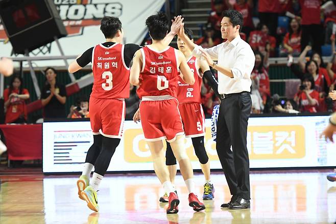 선수들과 하이파이브를 하는 전희철 감독. 사진제공=KBL