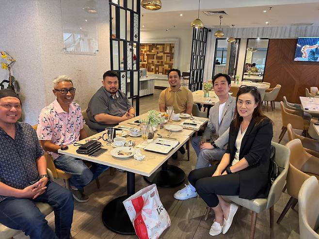 ◇다툭 워라 유수프 마하디 말레이시아축구협회 부회장(왼쪽 두 번째)과 김국섭 서울피닉스 본부장(오른쪽 두 번재), 구인영 서울피닉스 매니저가 지난달 10일 국내서 리그 참가 협상에 앞서 포즈를 취하고 있다. 사진제공=서울피닉스