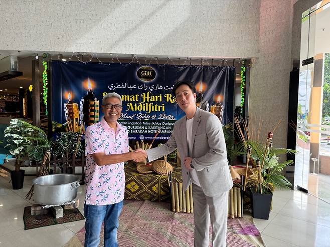 ◇다툭 워라 유수프 마하디 말레이시아축구협회 부회장(왼쪽)과 김국섭 서울피닉스 본부장이 지난달 25일 말레이시아 콸라룸푸르에서 리그 참가 협상을 마친 뒤 포즈를 취하고 있다. 사진제공=서울피닉스