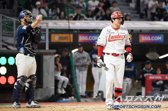 세 번째 타석이던 6회 2사 1루 SSG 최정이 볼넷으로 나가려다 ABS 판정 결과 스트라이크로 선언되자 아쉬워했다.