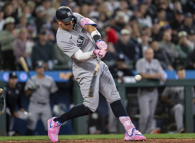 애런 저지가 8회초 카를로스 바르가스의 슬라이더를 받아쳐 좌측 담장을 넘어가는 솔로아치로 연결하고 있다. AP연합뉴스