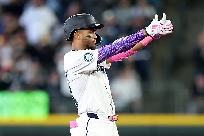 시애틀 매리너스 훌리오 로드리게스가 3회말 2타점 2루타를 터뜨린 뒤 동료들을 향해 세리머니를 하고 있다. AFP연합뉴스