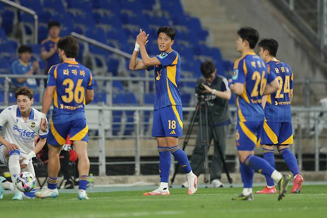 울산문수축구경기장/ 2025 하나은행 코리아컵/ 4라운드/ 16강/ 울산HDFC vs 인천유나이티드/ 울산 허율 득점/ 골 세레머니/ 사진 김정수