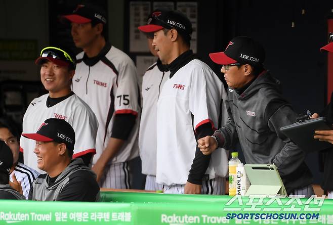 염경엽 감독은 1루수 김현수를 향해 빠르게 달려서 직접 베이스를 찍었어야 했다는 점을 지적했다.