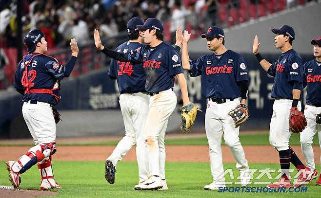 14일 광주KIA챔피언스필드에서 열린 롯데와 KIA의 경기, 롯데가 4대0으로 승리했다. 승리의 기쁨을 나누는 롯데 선수들의 모습. 광주=허상욱 기자wook@sportschosun.com/2025.05.14/