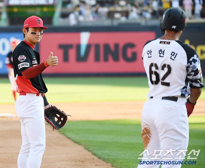 지난 해 6월 16일 수원 KIA-KT전에서 김도영과 안현민이 만났다. 동갑내기인 김도영이 안현민의 달라진 몸을 보며 엄지를 들어보였다.