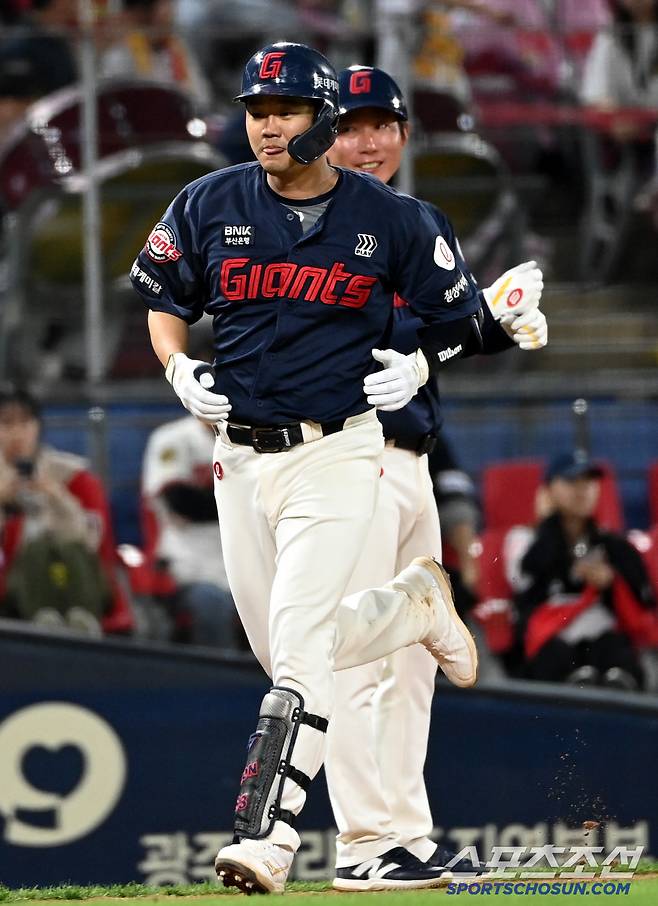 14일 광주KIA챔피언스필드에서 열린 롯데와 KIA의 경기, 8회초 롯데 손호영이 솔로홈런을 치고 기쁨을 나누고 있다. 광주=허상욱 기자wook@sportschosun.com/2025.05.14/