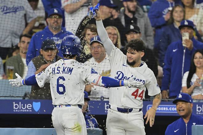 해바라기씨 세례를 받는 LA 다저스 김혜성. AP연합뉴스