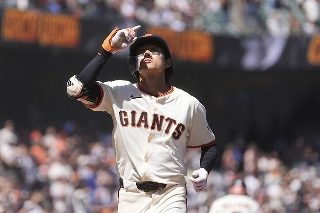 San Francisco Giants' Jung Hoo Lee gestures after hitting a two-run home run against the Arizona Diamondbacks during the seventh inning of a baseball game in San Francisco, Wednesday, May 14, 2025. (AP Photo/Jeff Chiu)







<저작권자(c) 연합뉴스, 무단 전재-재배포, AI 학습 및 활용 금지>