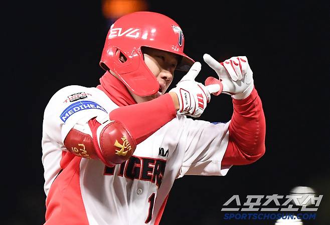 15일 광주 기아 챔피언스필드에서 열린 KT-KIA전. 7회말 무사 최원준이 솔로포를 친 후 환호하고 있다. 광주=정재근 기자 cjg@sportschosun.com/2025.4.15/