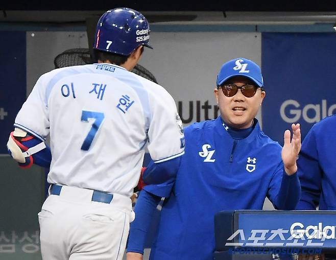 19일 대구 라이온즈파크에서 열린 롯데-삼성전. 4회말 1사 이재현이 솔로포를 친 후 박진만 감독의 환영을 받고 있다. 대구=정재근 기자 cjg@sportschosun.com/2025.4.19/