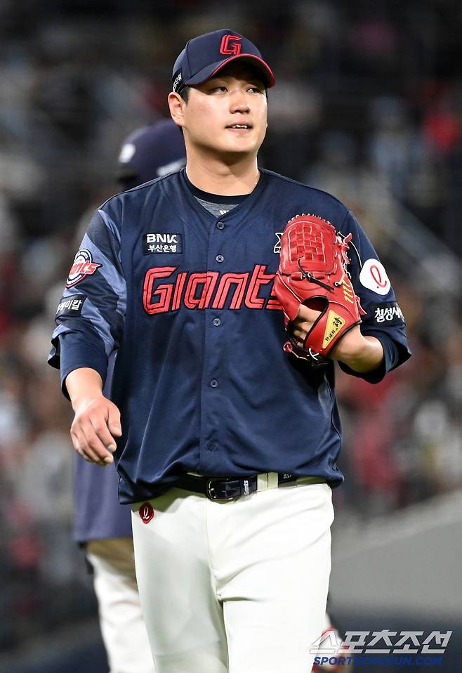 15일 광주KIA챔피언스필드에서 열린 롯데와 KIA의 경기, 6회말 롯데 나균안이 아쉬운 표정으로 마운드를 내려가고 있다. 광주=허상욱 기자wook@sportschosun.com/2025.05.15/