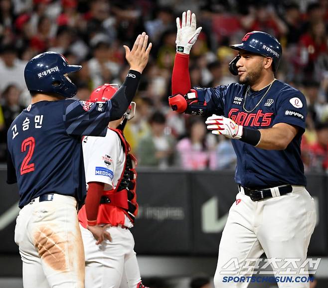 15일 광주KIA챔피언스필드에서 열린 롯데와 KIA의 경기, 8회초 무사 1루 롯데 레이예스가 추격의 2점홈런을 치고 선행주자 고승민과 기뻐하고 있다. 광주=허상욱 기자wook@sportschosun.com/2025.05.15/