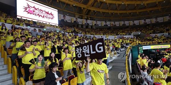 챔피언결정전에서 창원체육관을 가득 메운 LG팬들. ⓒ연합뉴스