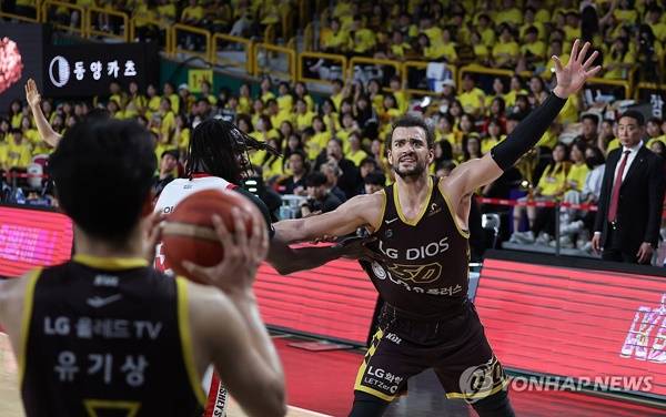 자밀 워니에게 막히고 있는 아셈 마레이. ⓒ연합뉴스