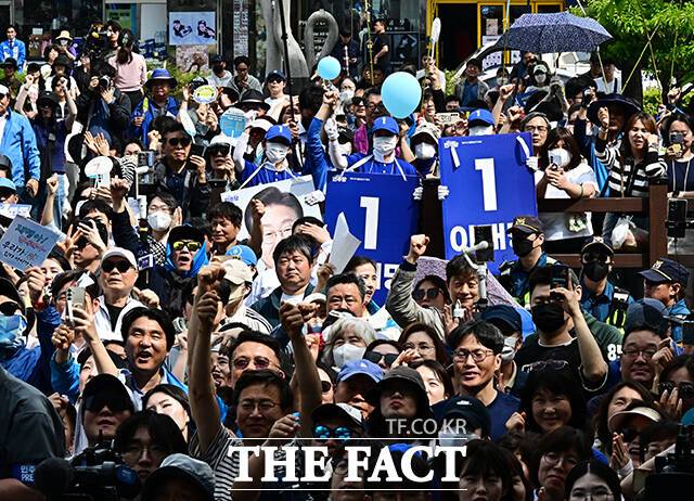 북극항로 개발이라는 장기적 비전도 제시했다. 이 후보는 "북극항로가 열리고 있다. 지구 온난화로 배가 항행할 수 있는 시간이 계속 늘고 있다"며 "2030년대가 되면 아주 활성화될 것이다. 미리 준비해야 한다"고 말했다. /배정한 기자