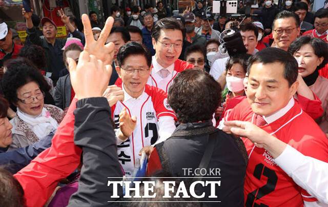 김문수 국민의힘 대선 후보가 사흘 연속 영남권에 머물면서 선거유세를 펼쳤다. 사진은 김 후보가 14일 경남 진주중앙시장 일대를 방문해 상인과 시민들을 만나고 있는 모습. /뉴시