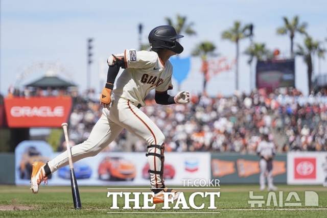 이정후가 15일(한국시간) 애리조나전서 7회말 우월 2점 홈런을 날린 뒤 힘차게 1루로 뛰어 나가고 있다. /샌프란시스코=AP.뉴시스