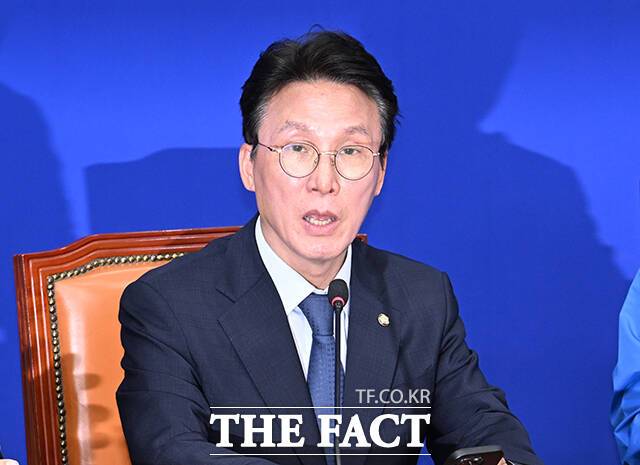 김민석 더불어민주당 상임공동선대위원장은 15일 "이재명·김문수 두 후보의 양자 또는 삼자대결의 격차는 서서히 줄어들 것으로 본다"며 '치열한 접전'을 전망했다. /박헌우 기자