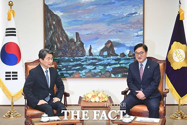 대화 나누는 이주호 대통령 권한대행 부총리 겸 교육부 장관(왼쪾)과 우원식 국회의장.