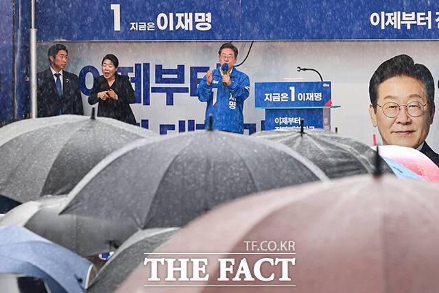 그는 "정치는 현실을 반영하는 것이다. 가장 중요한 기준은 바로 국민이어야 한다"며 "왼쪽으로, 오른쪽으로 갈 필요도 없고, 똑바로 가면 된다"고 강조했다. /뉴시스