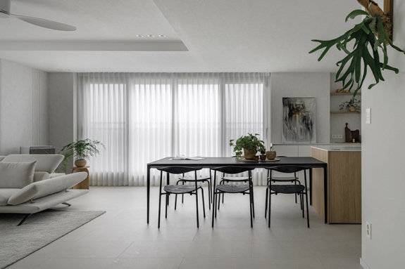 거실과 주방 경계에 식탁을 놓아 공간이 자연스럽게 이어지도록 연출했다.