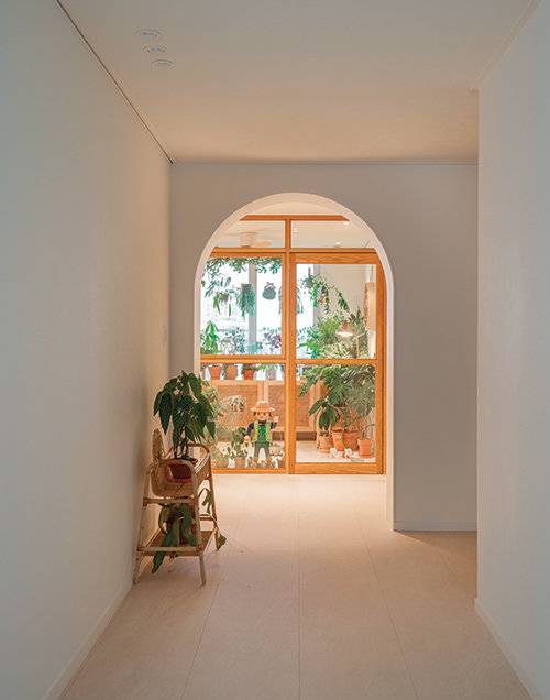 온실방으로 가는 길에 아치형 구조물을 설치해&nbsp;현관 중문과 통일감을 줬다.