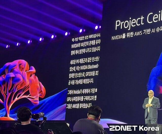 플리토의 라이브 트랜스레이션과 AWS의 아마존 베드록이 결합해 영어를 한국어로 실시간 번역 중이다.