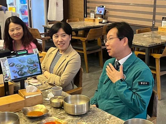 박병규 광산구청장이 15일 오전 첨단2지구 설렁탕집에서 열린 ‘화목한 진심소통’ 자리에서 환경녹지국 팀장들과 대화하고 있다. 송보현 기자