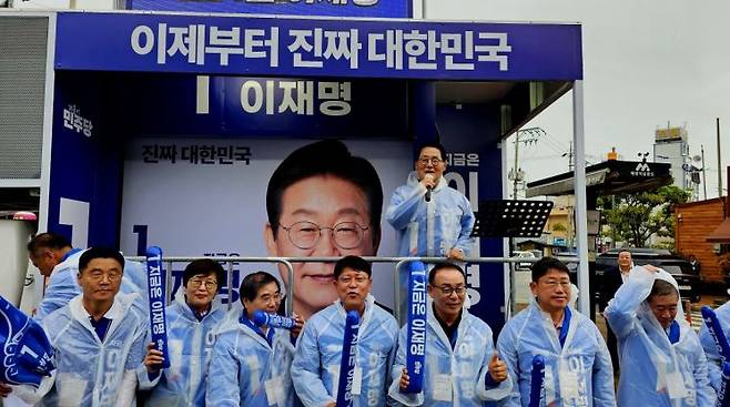 박지원 더불어민주당 중앙선거대책위원회 공동선대위원장은 전남 지역 유세 현장을 순회하며 이재명 후보의 압도적 지지를 호소했다. 이준경 기자