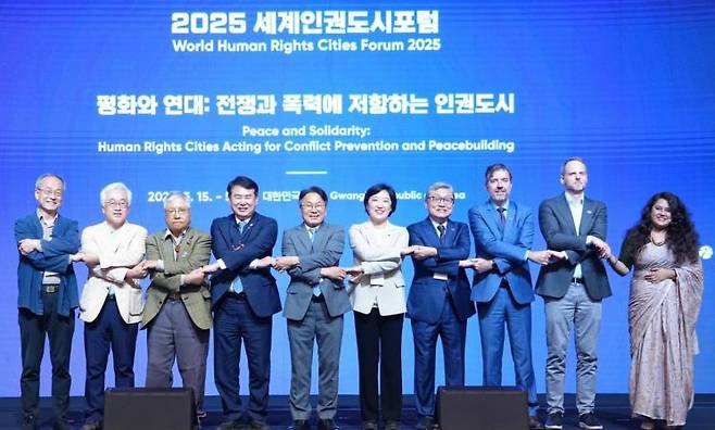 15일 오후 서구 김대중컨벤션센터에서 '2025 세계인권도시 포럼'이 개막됐다. 사진 왼쪽부터 최재천 이화여대 교수, 이대훈 (사)피스모모 평화교육연구소장, 서승 우석대 석좌교수, 이정선 광주시교육감, 강기정 광주시장, 신수정 광주시의회 의장, 신형석 (사)국민주권연구원장, 제임스 히난 유엔인권최고대표사무소 서울사무소장, 크리스토프 호이저 프리드리히 에버트 재단 한국사무소장, 파르하나 빈테 지가르 파리나 방글라데시 민주주의학생위원회 중앙위원회 조직위원. 광주시 제공