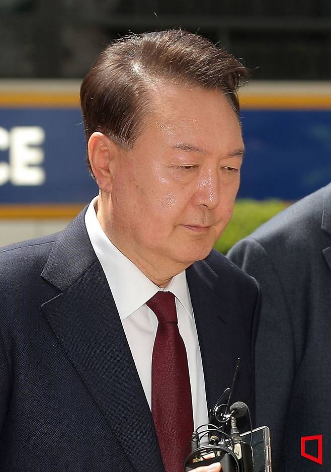 내란 우두머리 혐의로 기소된 윤석열 전 대통령이 12일 서울 서초구 중앙지법에서 오후부터 재개되는 공판에 출석하고 있다. 사진공동취재단