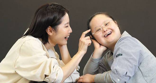 제267회 이달의 보도사진상 포트레이트 부문 최우수상에 선정된 '다운증후군 여성의 사랑 이야기' 연극 '젤리피쉬'의 주역인 백지윤(오른쪽), 정수영 배우의 모습. /박성원 기자