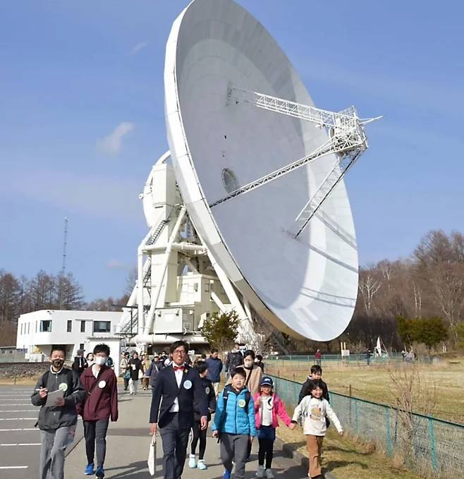 일본 나가노현 '노베야마 우주 전파 관측소’ 니시무라 준 소장이 최근 청소년 견학 투어를 진행하고 있다. 유명 만화 '명탐정 코난'의 주인공처럼 빨간 나비 넥타이를 매고 있다./시나노마이니치신문 디지털