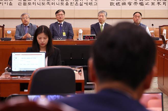 On May 14, the National Assembly’s Legislation and Judiciary Committee held a hearing on alleged election interference by the judiciary, despite a full boycott by Supreme Court Chief Justice Cho Hee-dae and other justices. Witnesses, including law professors and union officials, answered questions from Democratic Party lawmaker and committee chair Jung Chung-rae. /Yonhap News