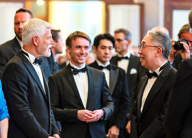 박지원(오른쪽) 두산에너빌리티 회장이 12일 페트르 파벨(왼쪽) 체코 대통령과 대화하고 있다. /두산에너빌리티 제공