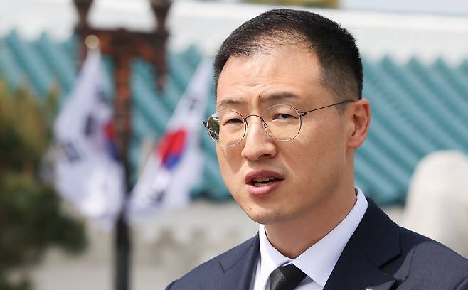 김상욱 국민의힘 의원이 8일 서울 동작구 현충원을 참배한 뒤 거취에 대한 입장을 밝히고 있다. /뉴스1