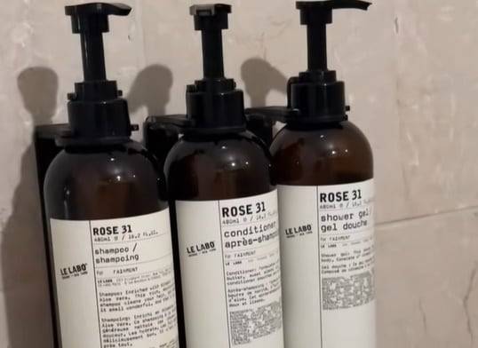 한 호텔에 비치된 대용량 목욕용품./틱톡