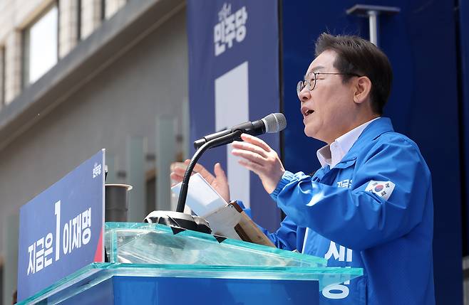 이재명 더불어민주당 대선 후보가 14일 부산 서면 쥬디스태화 인근에서 열린 부산 유세에 참석해 연설을 하고 있다. 이 후보는 이날 "국내 최대 해운사 HMM의 본사를 부산으로 옮기겠다"고 공약했다./남강호기자