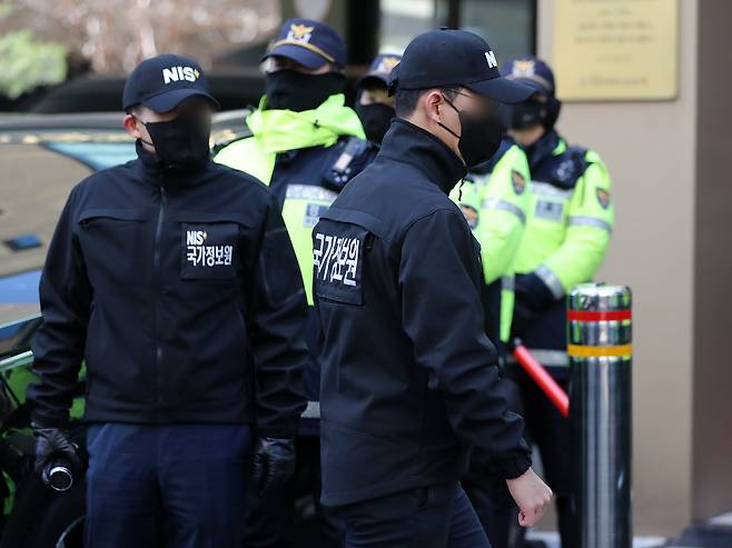 2023년 1월 국정원이 서울 영등포구 전국보건의료산업노동조합 사무실에 대한 압수수색 영장을 집행하던 모습. /뉴스1