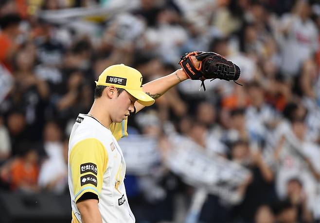 15일 대전 한화생명볼파크에서 열린 두산과 한화전. 2회초 4실점한 엄상백이 아쉬워하고 있다. /정재근 스포츠조선 기자