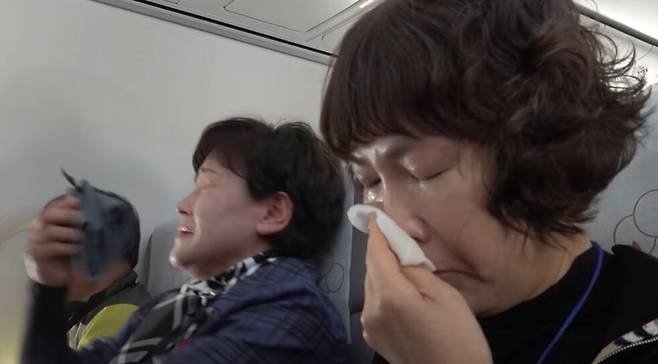 경북 문경 화재 현장에서 순직한 고(故) 김수광 소방장의 음성 편지가 기내에 울려 퍼지자 눈물을 흘리는 탑승객들./소방청 공식 유튜브