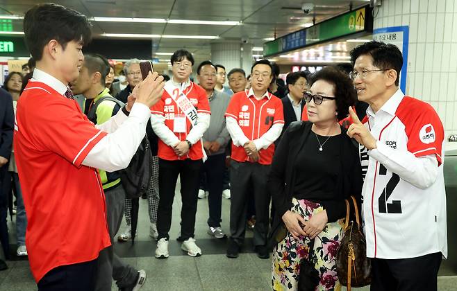 김용태(왼쪽) 국민의힘 공동선거대책위원장이 15일 오전 서울 구로구 신도림역에서 김문수 대통령 후보와 시민의 인증샷을 찍어주고 있다. /뉴스1