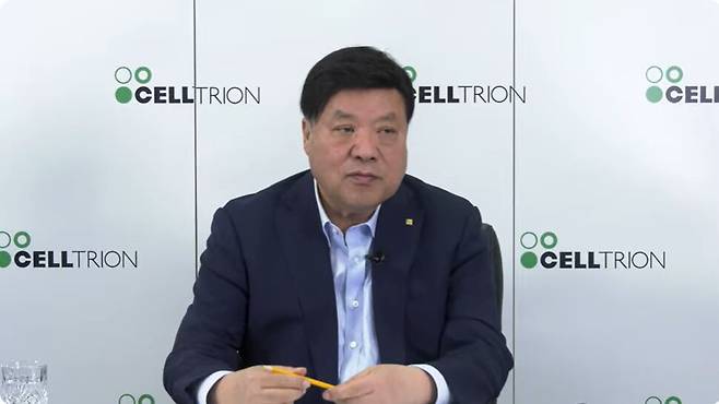서정진 셀트리온 회장이 15일 온라인 간담회를 열고 최근 미국의 약가 인하 행정명령에 대한 회사의 대응방안에 대해 설명하고 있다./온라인 중계 링크 캡쳐